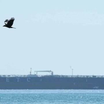 Oil falls below $98 as Saudi Arabia signals East-West pipeline reopening
